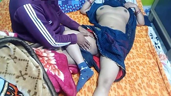 Belle brune baise avec son copain