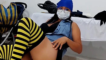 Красотка милф танцует и демонстрирует сочную киску