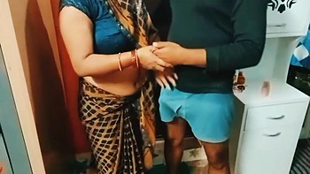 Hermosa Bhabhi india haciendo una mamada casera