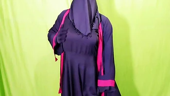 Chica musulmana con hijab quiere sexo duro con el amigo y su muñeca