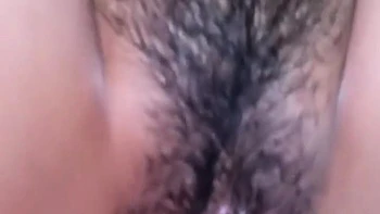 Pinay Schülerin 18+ stöhnt auf nasser behaarter Fotze