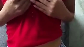 Chica universitaria 18+ se desnuda para el profesor y la pillan