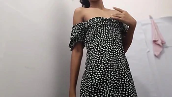 Todavía caliente, recibe polla venosa duro en doggy tras chupar su coño