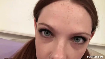 Jeune brune mince se fait baiser et lécher sa chatte serrée