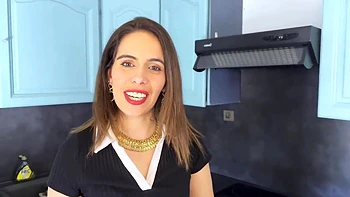 Борьба полицейского с преступницей-милфой в кружевном белье и с большими сиськами