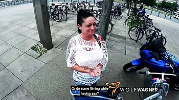 Пышная мама Адриен Кисс трахает в POV на улице в Германии