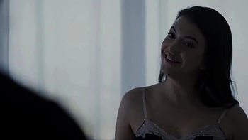 Busige Brünette lutscht Nippel und spielt mit Öl in der Muschi