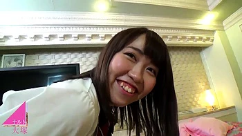 Adolescente asiática en casting porno POV