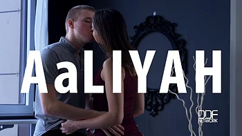 Adolescente suce en lingerie et bas