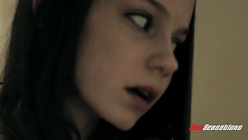 Rilee Marks domina el arte de masturbarse sola