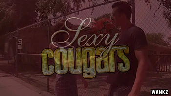 Сексуальная MILF соблазняет молодого самца трахнуть её киску