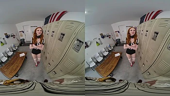 Arbitre rousse Scarlet Skies suce et monte à fond