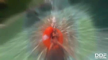 Blonde tatouée baise en solo en plein air