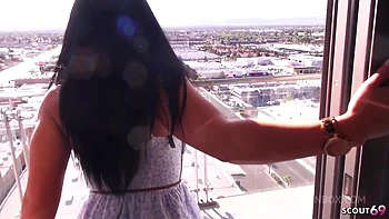 MILF Bella Reese con tetas y culo grandes follada en hotel de viaje