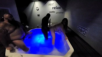 Кукухолов унижают в джакузи с MILF и большим членом