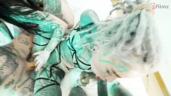 Татуированная Anuskatzz и Lily с раздвоенным языком в групповом минете