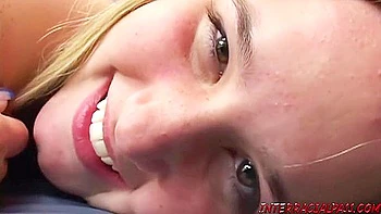 Блондинки и брюнетки ебутся с огромным членом