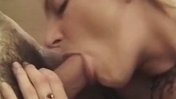 Zwei Blondinen mit fetten Ärschen stöhnen und kommen auf Muschi