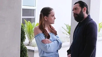 Adolescente gostosa monta e chupa o pau grande do padrasto