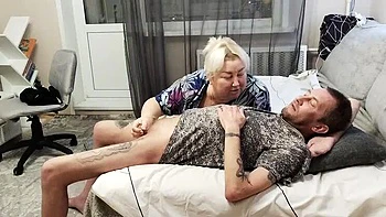 Мамка-мачеха MILF делает глубокий минет и глотает сперму