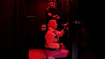 Gloryhole interracial com boquete e masturbação