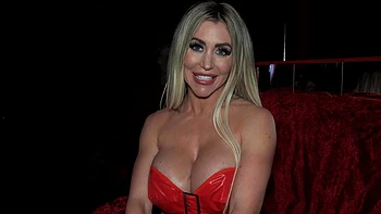 Carla Boom mueve sus pechos grandes y falsos en el tubo del club