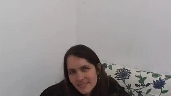 Любительница брюнетка сосет хуй и покрывается спермой на лице