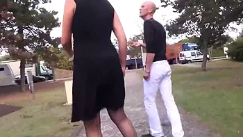 Гвенола на улице сосет член и получает кончу на лицо - зрелая MILF в очках