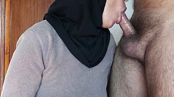 Французская бисексуальная пара куколдов умоляет о большом члене, минет и глотает