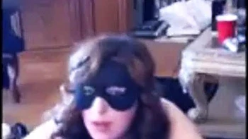 Пышная телка сосет и трахается сзади