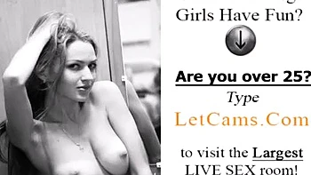 Geile Babe fummelt mit Toy live vor der Cam