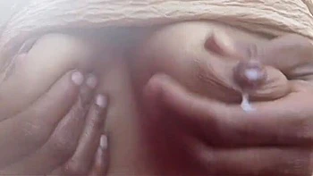 Sonam Bhabhi masajea sus grandes tetas y traga leche en blowbang