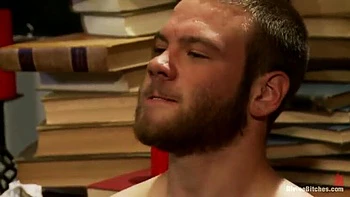 Femdom morena amarra e humilha Jesse com pegging prostático