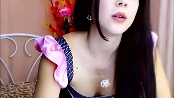 Latina hermosa chupa polla y mueve su gran culo