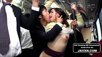 Heiße asiatische Teen im Bus gefickt