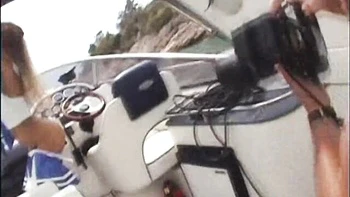 Блондинка Сэнди Фантази раздевалась и ласкала киску на улице