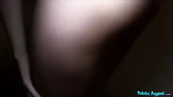 Блондинка-любительница принимает большой член с кремпай POV