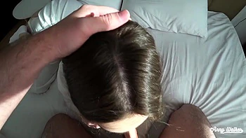 Morena amateur engaña a su marido hablando sucio por teléfono