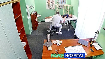 Blonde innocente se fait baiser pendant un massage en POV