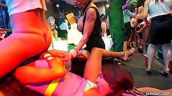 Лесбиянки с огромными сиськами и жопами жгут на вечеринке