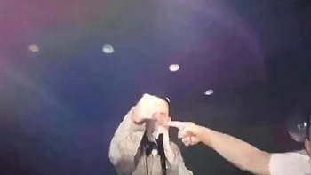 Petite teen branlée et baisée fort en POV à la fête