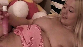 Adolescente rellenita se masturba con juguetes - amateur