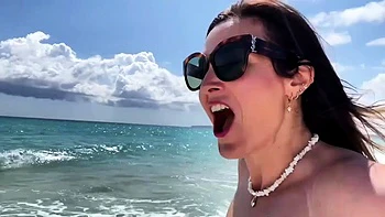 Ava Moore bläst und wichst draußen im Vlog