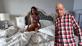 Adolescente asiática magra de 18 anos fodida forte pelo velho senhorio sujo 4K