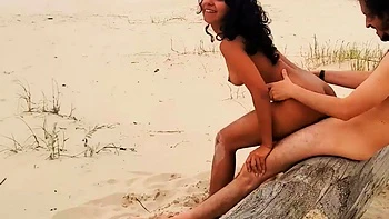 Morena gostosa é fudida na praia por casal amador