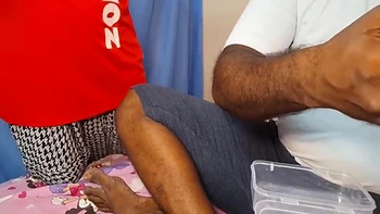 Repartidora india hace una mamada y luego le follan