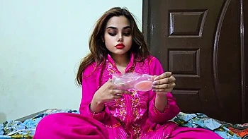 Indische Stiefschwester fickt hart mit schmutzigen Worten und großem Arsch