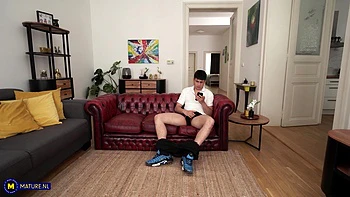 Мачеха Кэти застала пасынка за мастурбацией и захотела трахаться