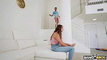 Milf blonde chevauche la bite du père en profondeur