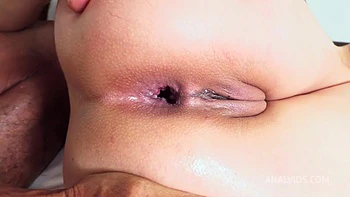 Helen Star bekommt 3 Monster-Schwänze tief anal im Gangbang